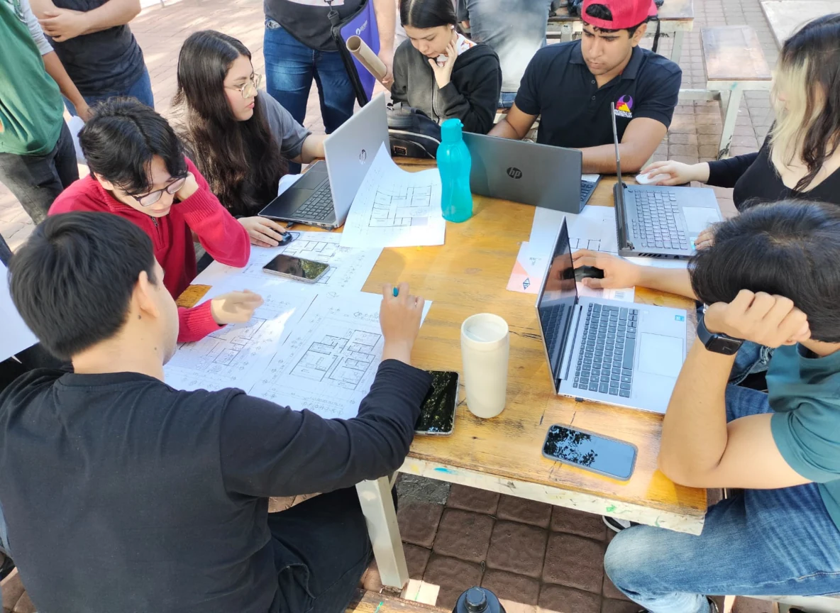 Alumnos estudiando(asesorias)